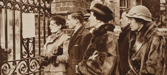 Mujeres leyendo ansiosamente los boletines de la última enfermedad del Rey Jorge, 1935